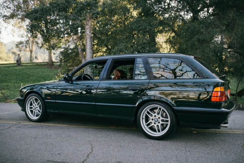 BMW e34 Touring зелёный