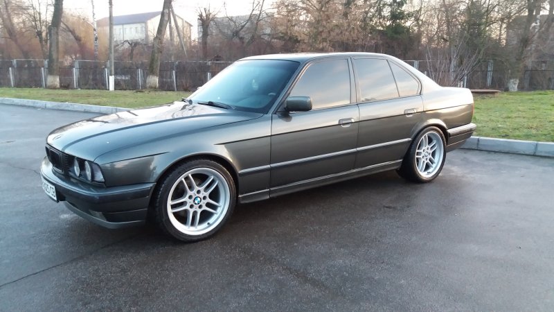 BMW e34 серая