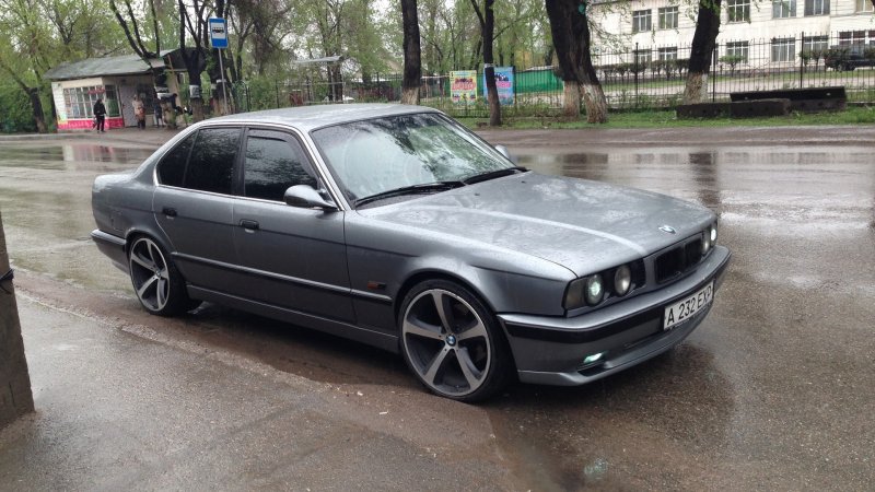БМВ е34 серая