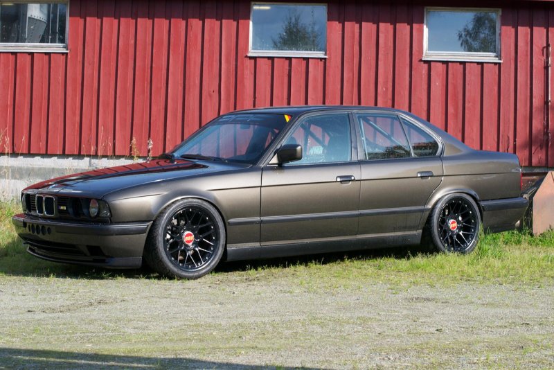 BMW e34 серая