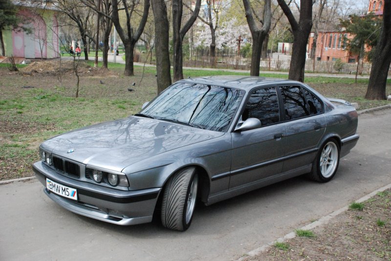BMW e34 серая