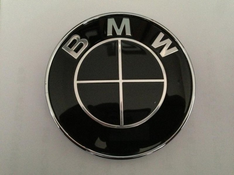 Эмблема на капот BMW e60 черная
