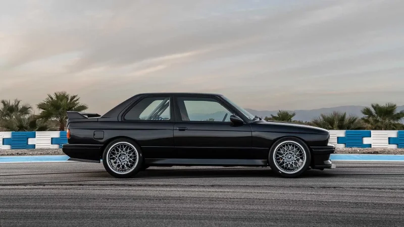БМВ e30 черная
