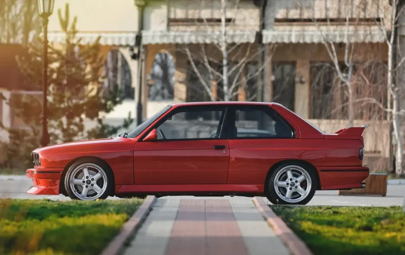 BMW e30 купе красная