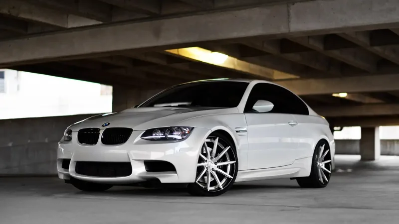 Белая машина BMW