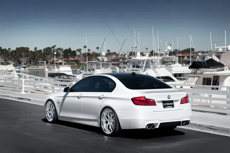 BMW белая