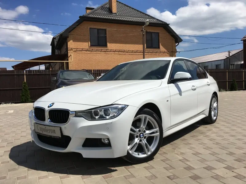 Белая БМВ f30 тонированная