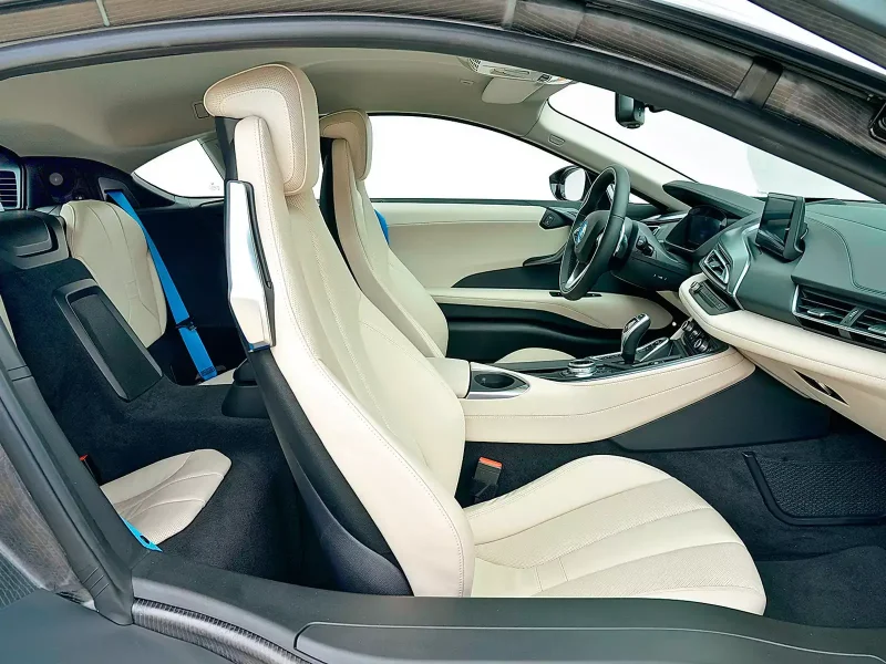 BMW i8 салон сзади