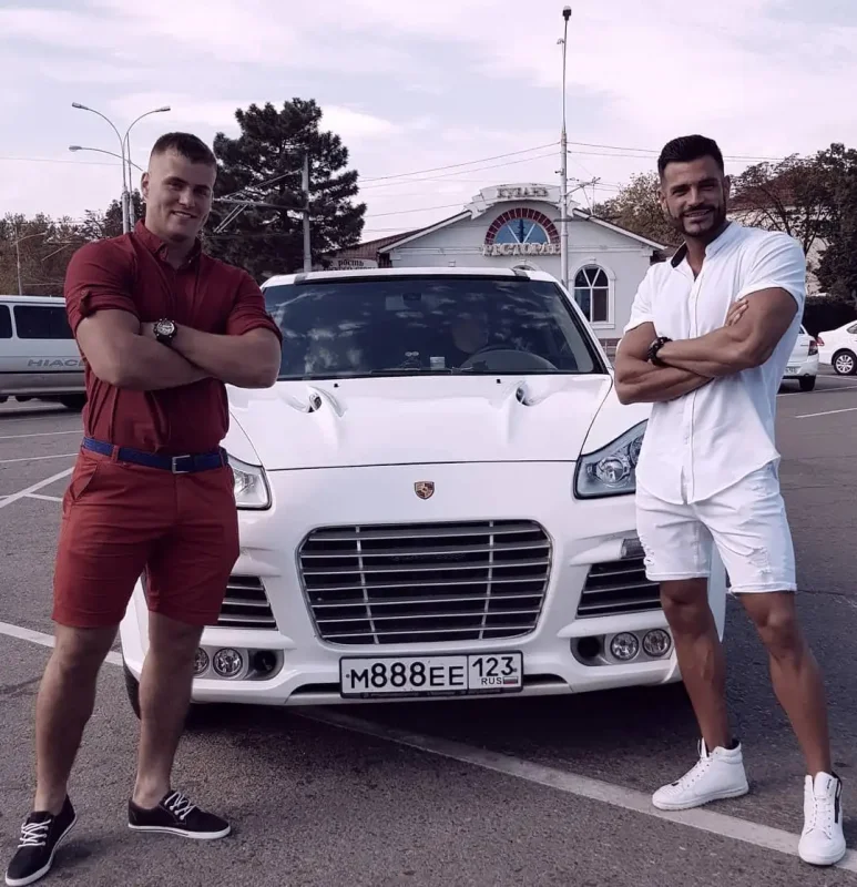 Женщина возле машины