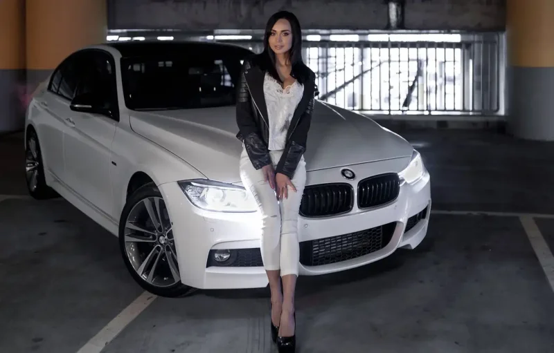 BMW e90 и девушка