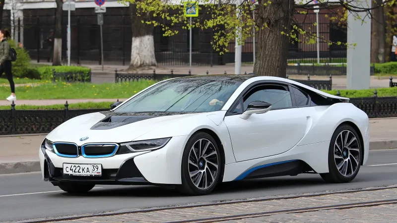 BMW i8 фиолетовая