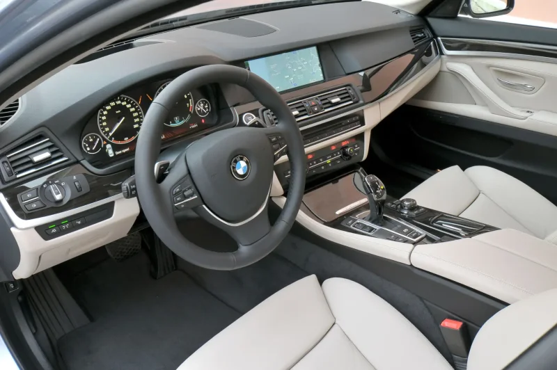 BMW f10 520d салон
