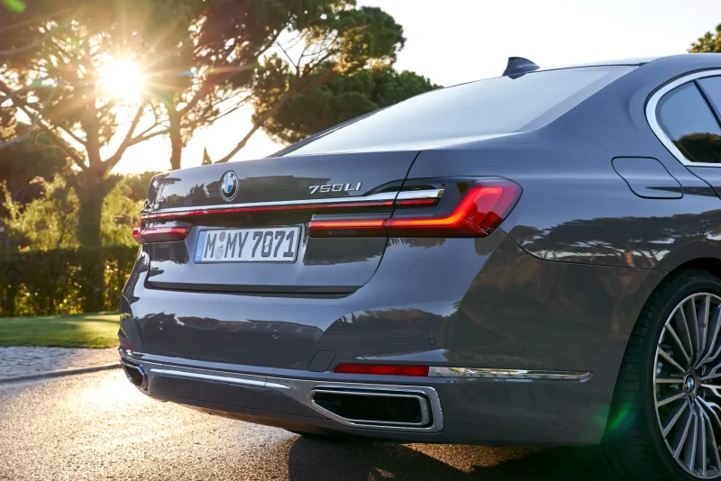 BMW 750 сзади