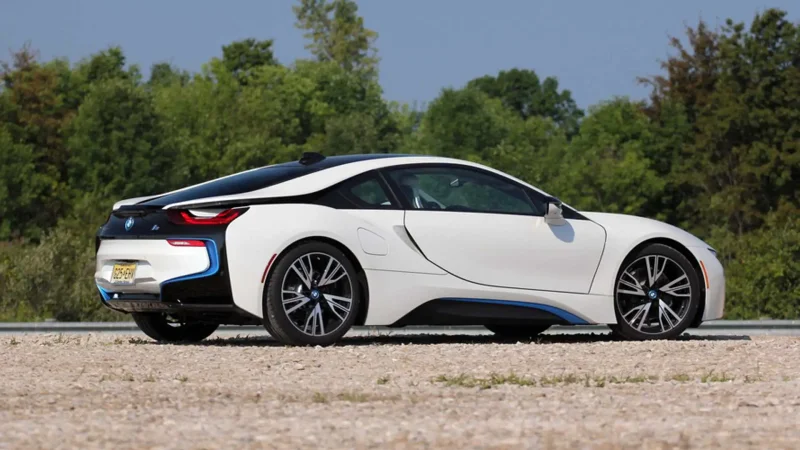 БМВ i8 белая