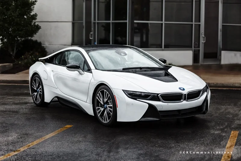 BMW i8 белая