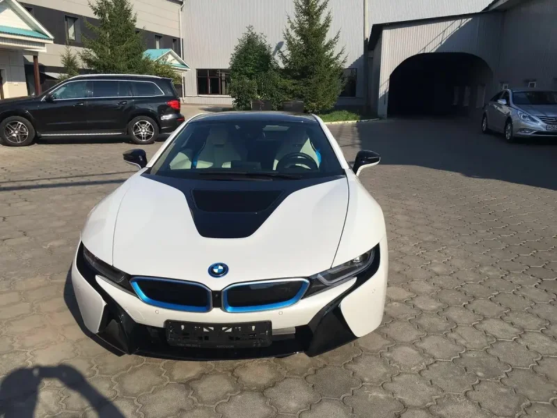 BMW 8 белая