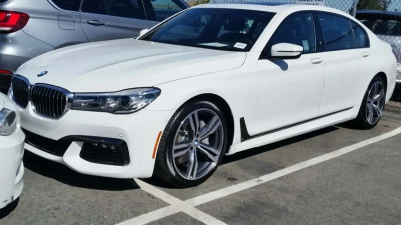 BMW 750i 2019 белый