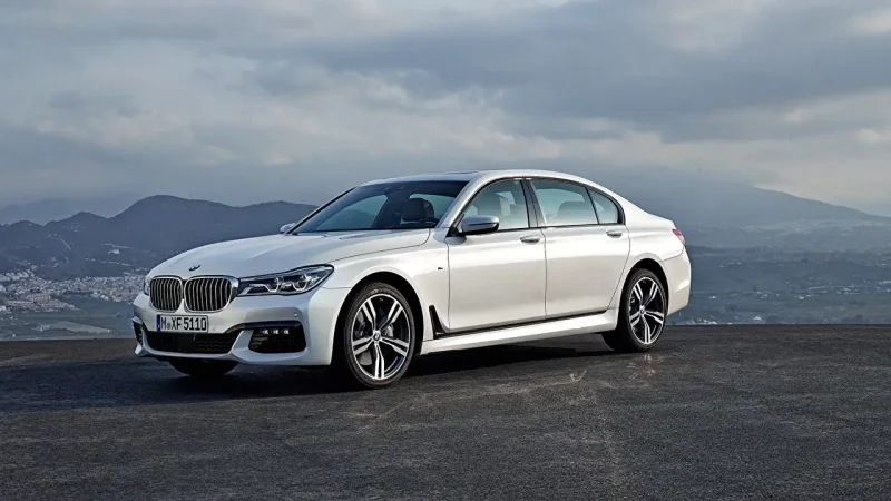 BMW 750li XDRIVE M Sport сбоку