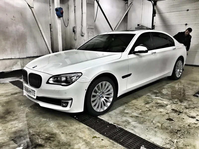 BMW 7 белая
