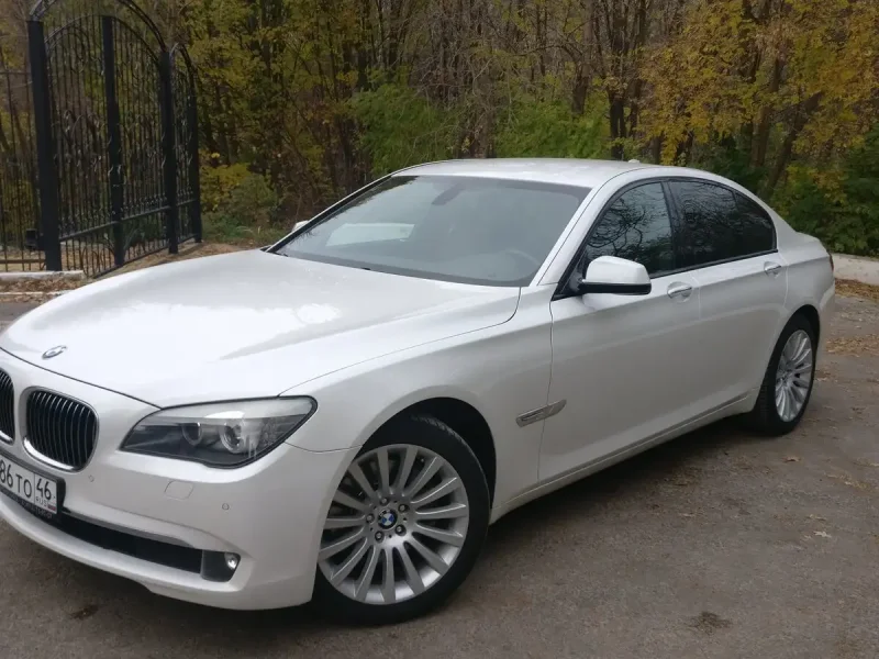 БМВ 7 2012 белая