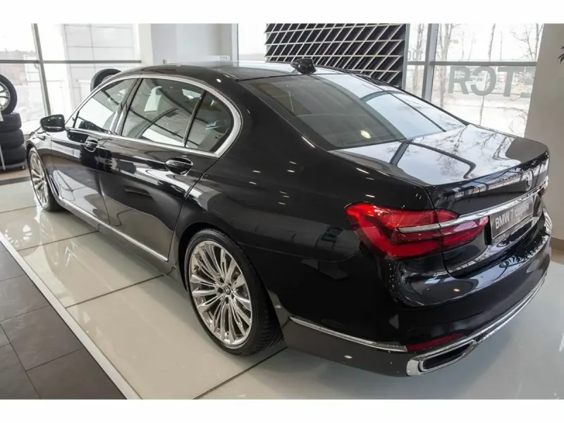 BMW 750i 2020 салон