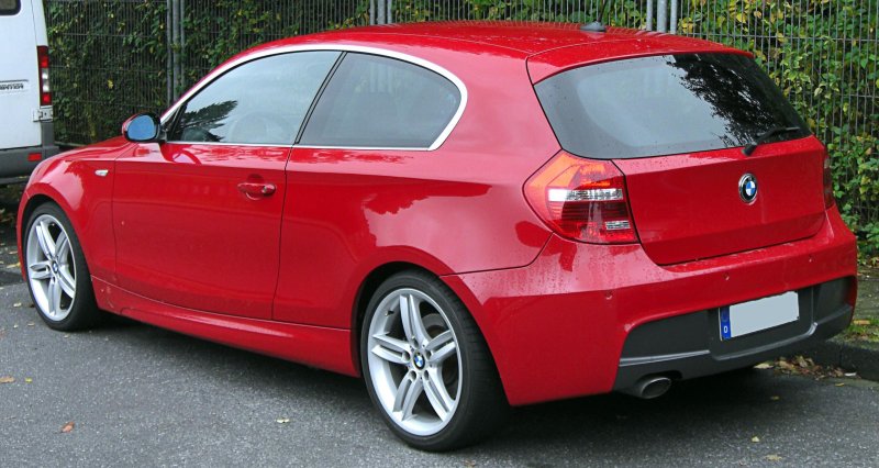 Красная BMW e81