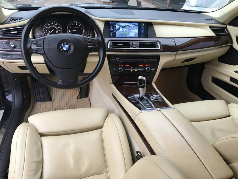 BMW 750i 2010 салон