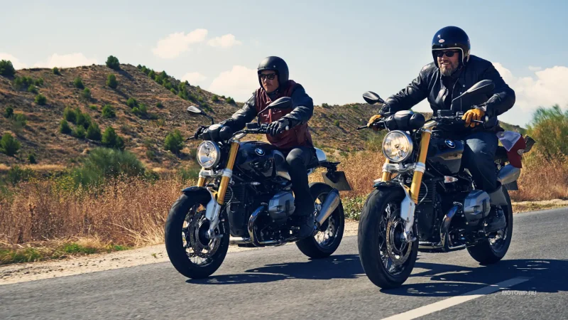 BMW R Nine с мотоциклистом