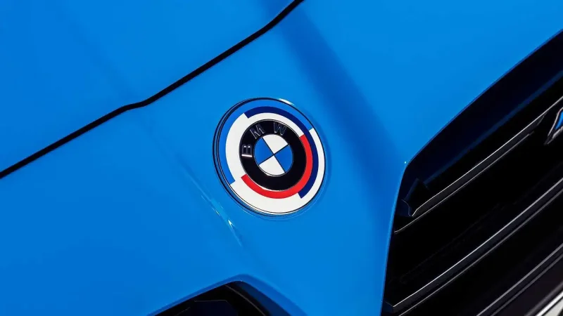 BMW значок на черном фоне