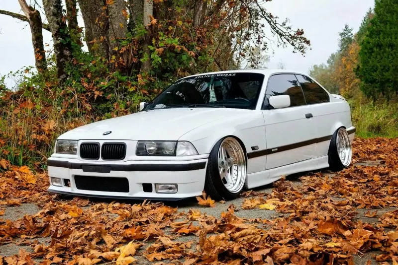 Белая BMW 3 e36