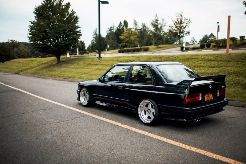БМВ e30 черная
