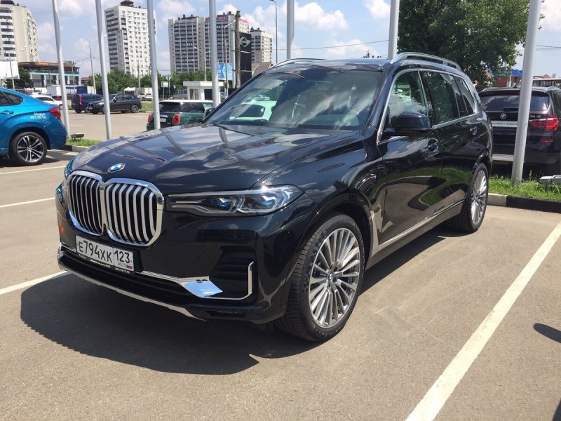 BMW x7 черный сапфир