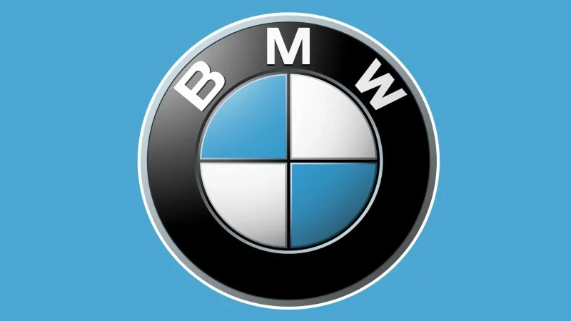 BMW логотип на белом фоне