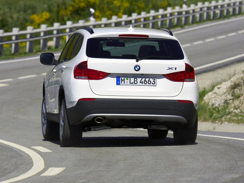 БМВ x1 XDRIVE 23d сзади