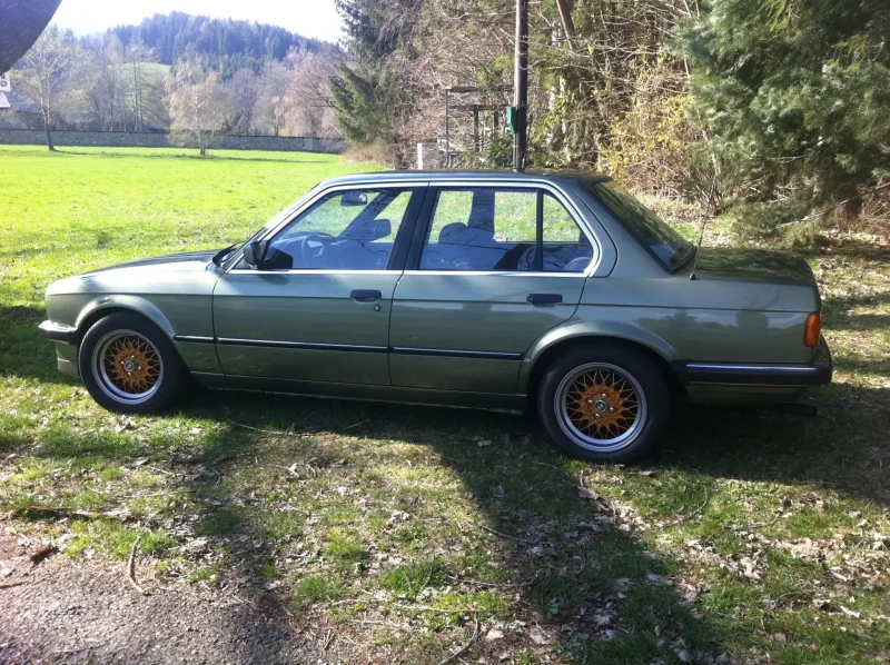 E30 1982 вид сбоку