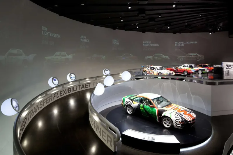 Мир и музей BMW В Мюнхене