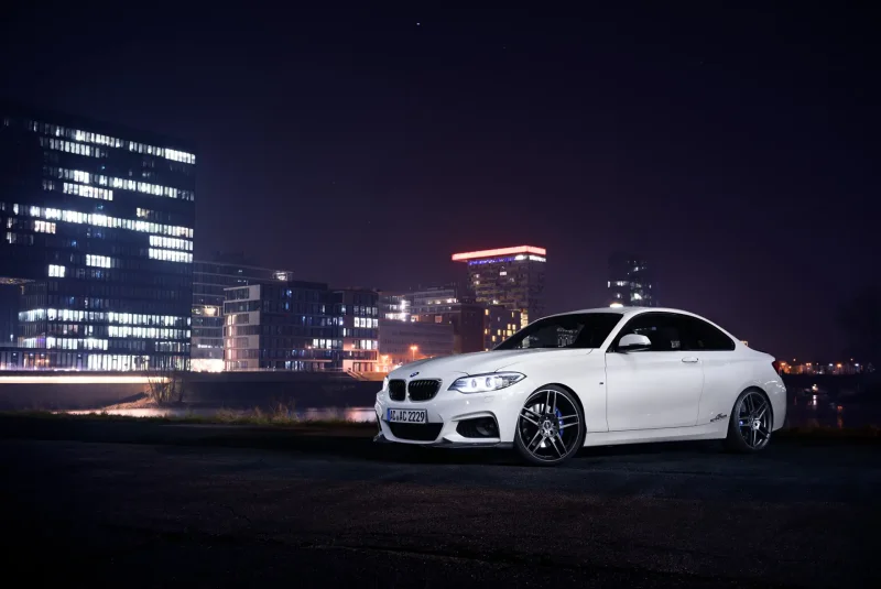 Белая BMW m5 ночью