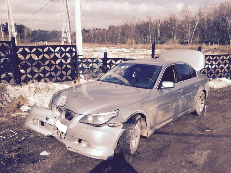 Битый передний левый серебристый БМВ 5 2007