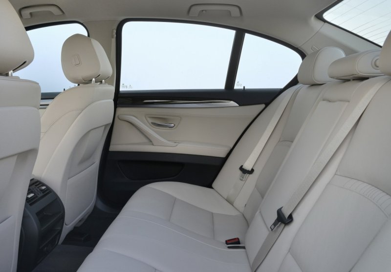 БМВ 520 салон сзади