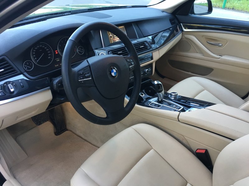 БМВ 520 f10 салон