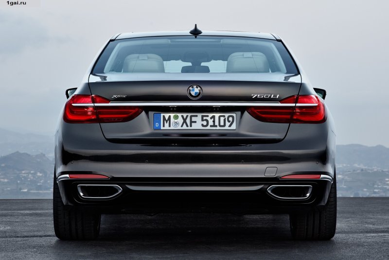 BMW 7 g12 сзади