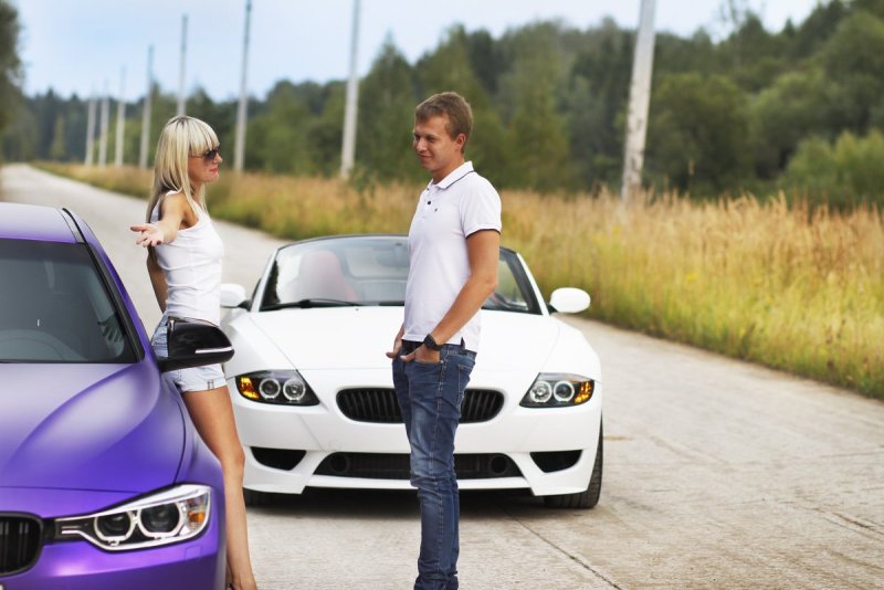 Парень с девушкой в БМВ