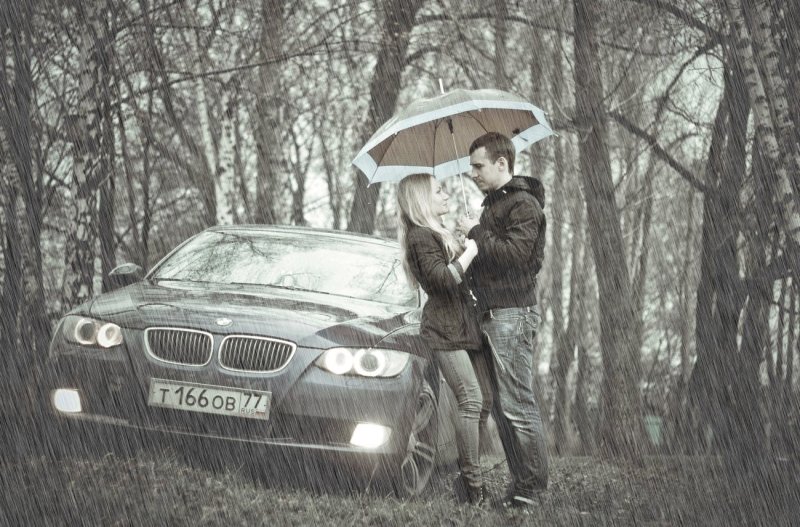 Парень с девушкой в машине