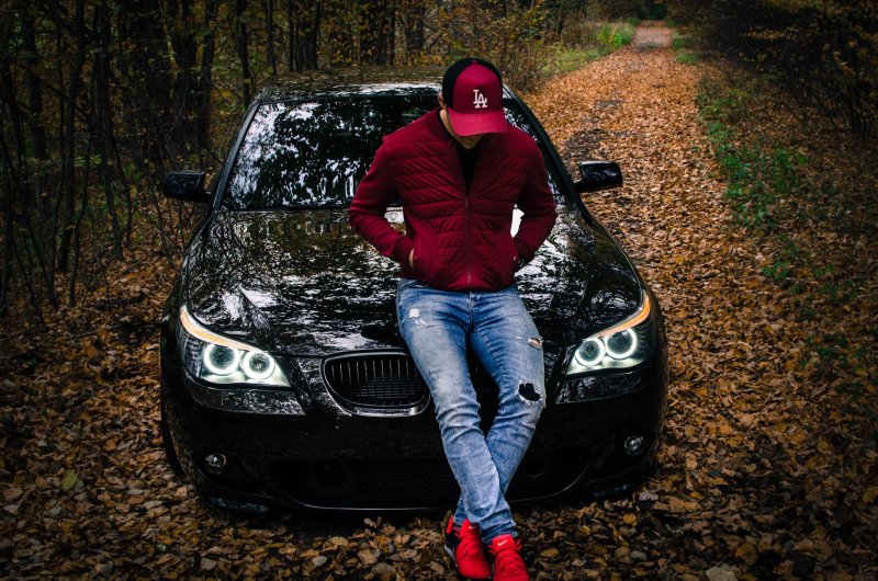 Парень около машины