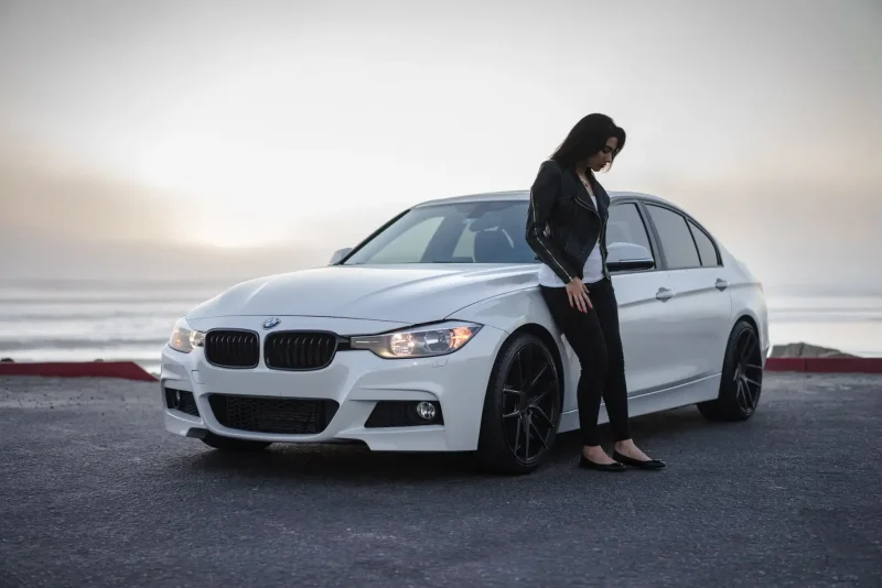 Женщина у машины BMW
