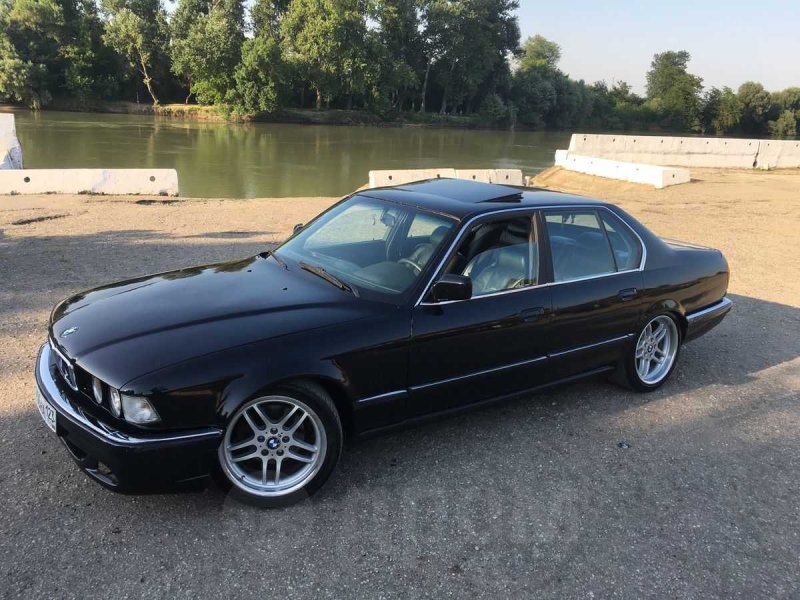 BMW 7-Series, 1988 год