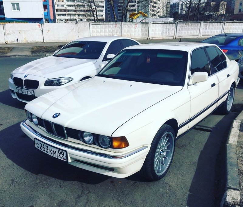 E32 BMW 7 1990