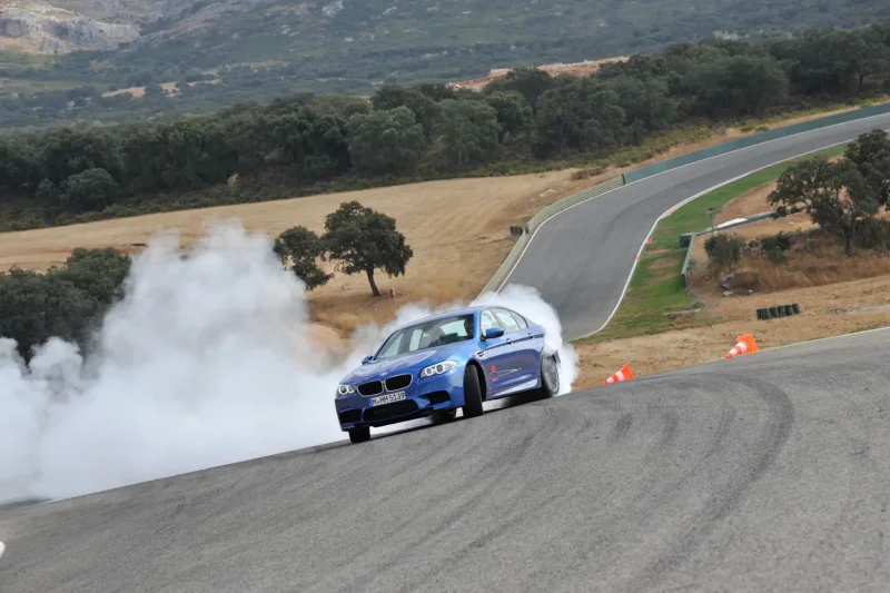 BMW m5 f10 в дрифте