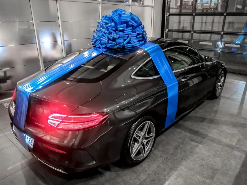Машина в подарок с бантом