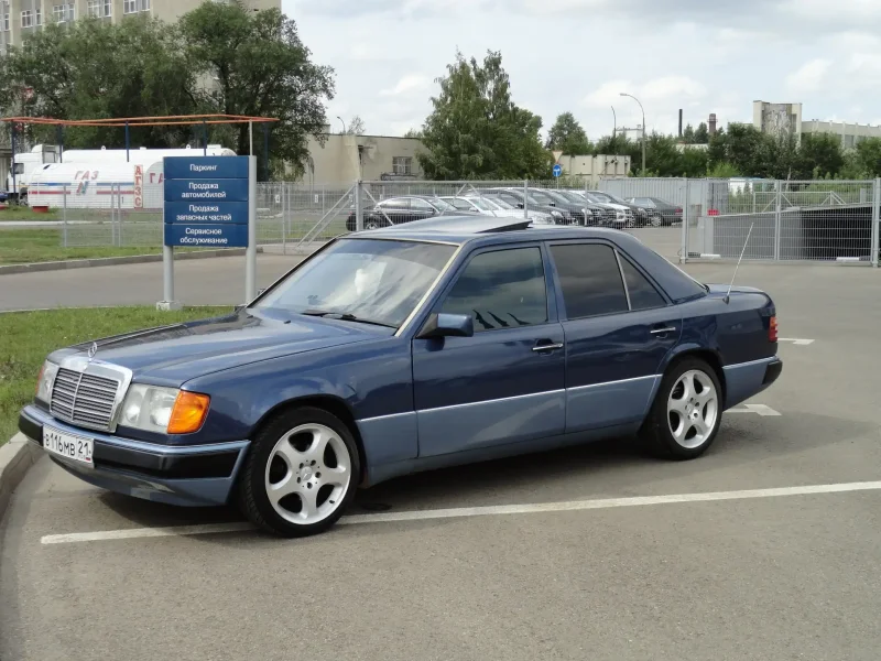 Mercedes-Benz w124 голубой